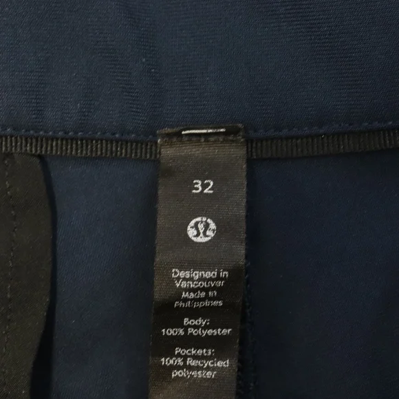 Lululemon Zip Pocket Shorts Size 32 - Picture 3 of 4